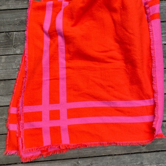 100% Arcylic Kate Spade Throw Blanket Red - Picture 4 of 9